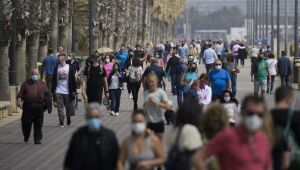 Restrições caem e europeus lotam ruas com avanço da vacinação