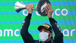Hamilton supera Verstappen, vence GP da Espanha e iguala recorde de Senna