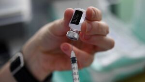 Vacinação no Brasil avança aos tropeços em meio à hecatombe sanitária