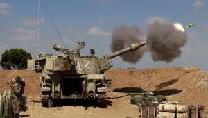 Em agravamento da crise, Israel faz 1º ataque a Gaza por terra