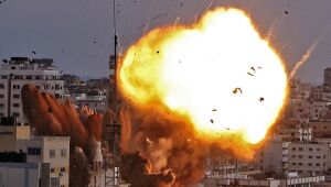 'Ataque a prédio foi necessário porque Hamas usa mídia como escudo', diz porta-voz de Israel