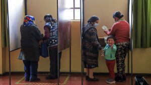 Chile conclui eleição histórica em busca de maior equidade com uma nova Constituição