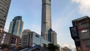 Arranha-céu de quase 300 metros de altura oscila por razão desconhecida na China e causa pânico