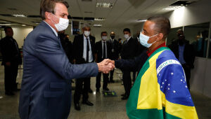 Bolsonaro vai ao aeroporto receber ex-motorista de jogador que recebeu indulto na Rússia