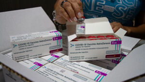 Mais 165.100 doses da vacina AstraZeneca chegaram a Pernambuco; lote da CoronaVac deve vir na sexta