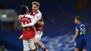 Chelsea perde para o Arsenal e dá esperanças de vaga na Champions a West Ham e Liverpool