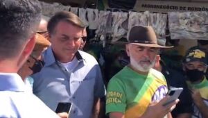 Em encontro com ruralistas, Bolsonaro, sem máscara, volta a causar aglomeração