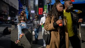 Briga com tiros na Times Square fere 3, incluindo menina de 4 anos