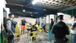 Procon interdita campo onde ocorria partida de futebol society no Recife