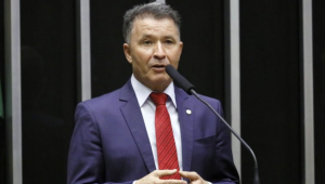 Relator retira da reforma administrativa impedimento a acúmulo de cargo público com outras atividade