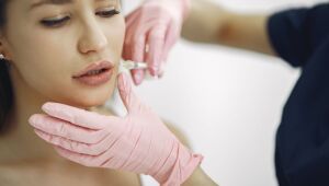 Europa vê relação entre vacina da Pfizer e edema facial em quem fez preenchimento