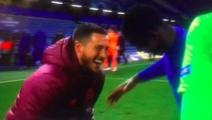 Hazard se desculpa por aparecer rindo com jogadores do Chelsea
