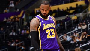 LeBron James é cortado de jogo contra os Kings por protocolo contra Covid-19