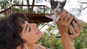 Bruna Marquezine mostra Mia, sua gatinha de estimação