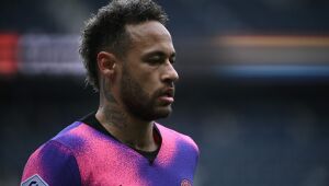 Neymar sofre lesão e está fora da partida do PSG contra o Leipzig