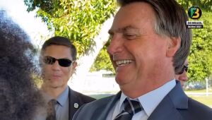 'Estou vendo uma barata', diz Bolsonaro a apoiador com cabelo black power