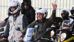 Bolsonaro faz passeio de moto em homenagem ao Dia das Mães