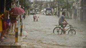 Com alerta de chuvas fortes, confira como fica a previsão do tempo para esta sexta-feira (14)