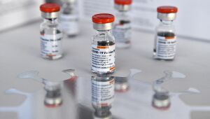 Estudo chileno indica que CoronaVac e Pfizer perdem eficácia para Covid sintomática