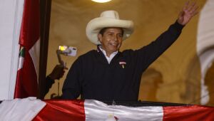 Contagem final no Peru dá 50,12% para Castillo, mas ainda há contestações pendentes