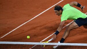 Nadal bate Auger-Aliassime e enfrentará Djokovic nas quartas em Roland Garros