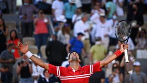 De virada, Djokovic bate Tsitsipas e fatura 19º título em Grand Slams