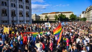 Hungria aprova lei contra 'promoção' da homossexualidade entre menores
