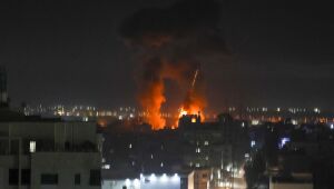 Israel realiza novos bombardeios na Faixa de Gaza em resposta a balões incendiários
