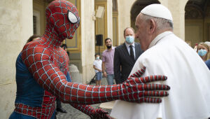Papa Francisco recebe Homem-Aranha no Vaticano