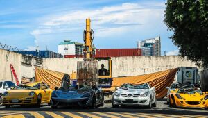 Carros de luxo são destruídos por Receita Federal de Filipinas; o raro McLaren 620R foi um deles