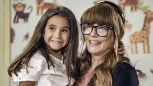 Deborah Secco celebra estreia da filha, Maria Flor, em novela