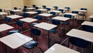 Professor prende pé de aluno em cadeira com fita adesiva em escola pública no Espírito Santo