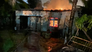 Após queimar casa e trocar tiros com PMs, suspeito morre e outro fica ferido e é preso em Jaboatão