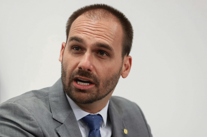 Em votação sobre privatização dos Correios, Eduardo Bolsonaro e PT trocam acusações de corrupção