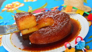 Prepare um bolo de macaxeira com calda de caramelo