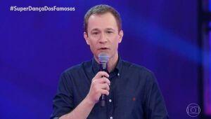 Tiago Leifert fala de carinho e respeito por Faustão na abertura da Super Dança