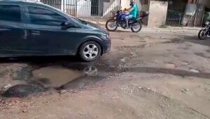 Ruas sem asfalto e saneamento básico no bairro do Passarinho, no Recife