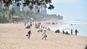 Banhistas aproveitam o primeiro domingo com retorno da liberação de atividades, em Boa Viagem