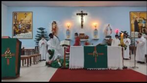 Padre passa mal, desmaia e bate a cabeça no chão durante missa no Recife