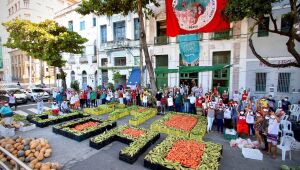 São João Solidário leva alimentos cultivados pelo MST para comunidades carentes da RMR