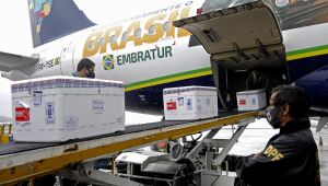 Primeiro lote com 62.250 doses da vacina da Janssen chega a Pernambuco