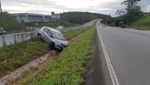 Carro roubado é recuperado após motorista rodar em BR e parar no canteiro central em São Lourenço