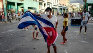 Líder de Cuba culpa 'deliquentes' e youtubers contrários ao regimen por protestos na ilha