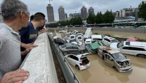 Sobe para 71 número de mortos por inundações no centro da China
