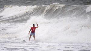 Medina perde para japonês na semifinal e disputará bronze no surfe