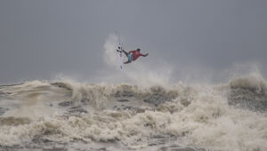 Ítalo Ferreira vence o australiano Owen Wright e vai à final do surfe