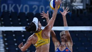 Brasileiras Ágatha e Duda são derrotadas no vôlei de praia