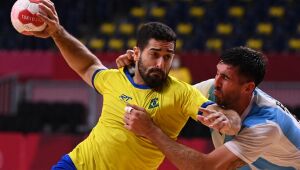 Brasil vence Argentina no handebol masculino e segue vivo nas Olimpíadas