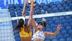 Ana Patrícia e Rebecca perdem, mas avançam no vôlei de praia