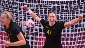 Seleção feminina perde no handebol e vê classificação ameaçada